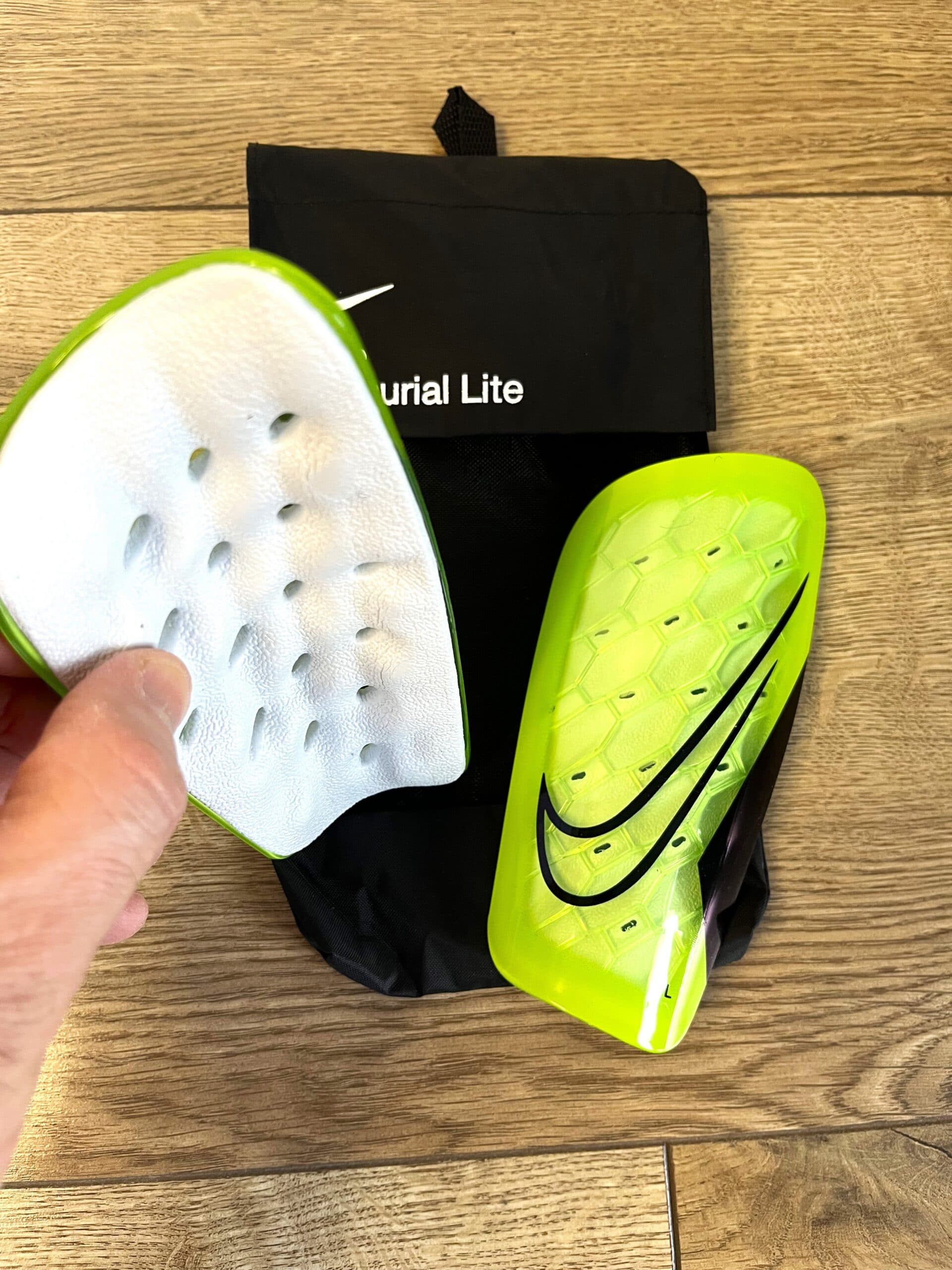 Футбольные щитки NIKE размера M, цветовой вариант из ассортимента