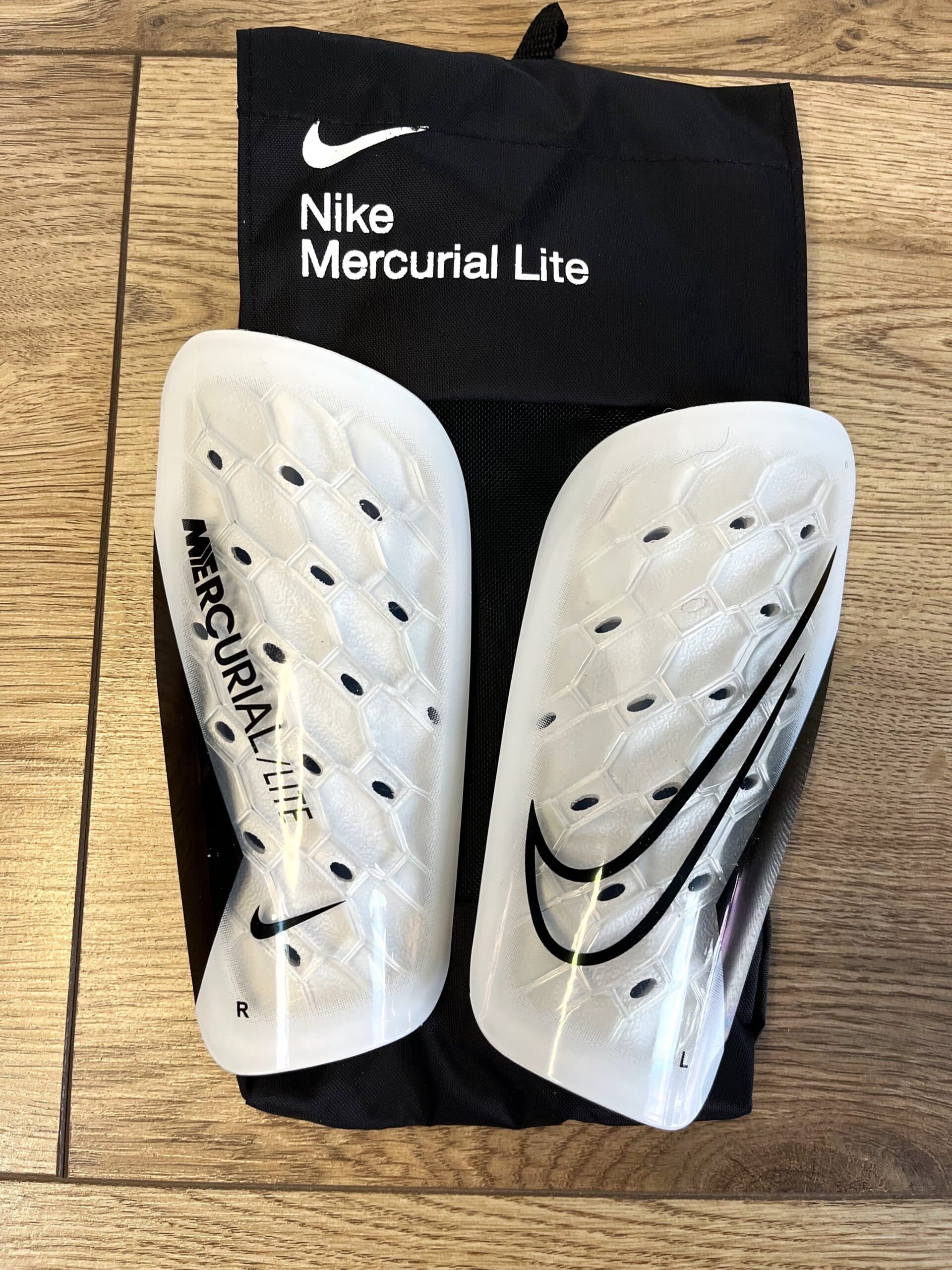 Футбольные щитки NIKE размера M, белый цвет, мягкая подкладка EVA