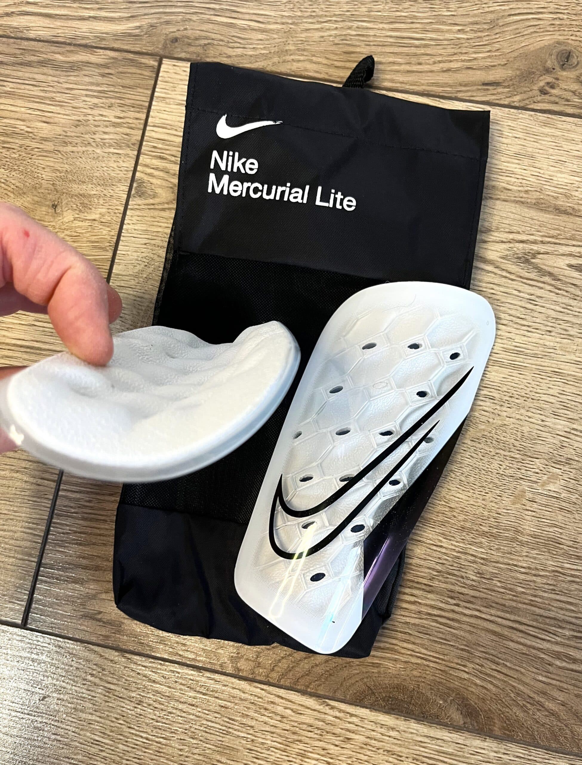 Футбольные щитки NIKE размера M, салатовый цвет, ударопрочный пластик