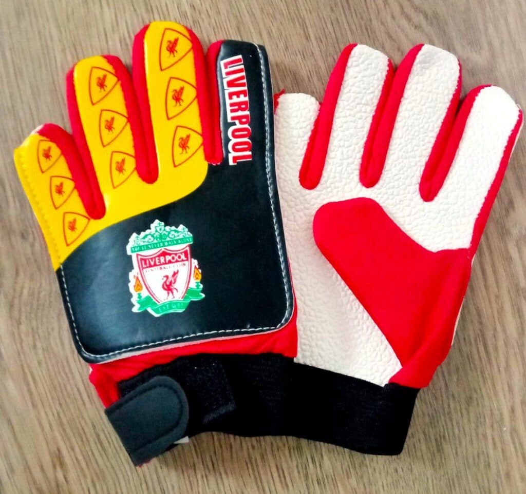Детские вратарские перчатки LIVERPOOL красно-желтые, закрытые пальцы, размер 5-8