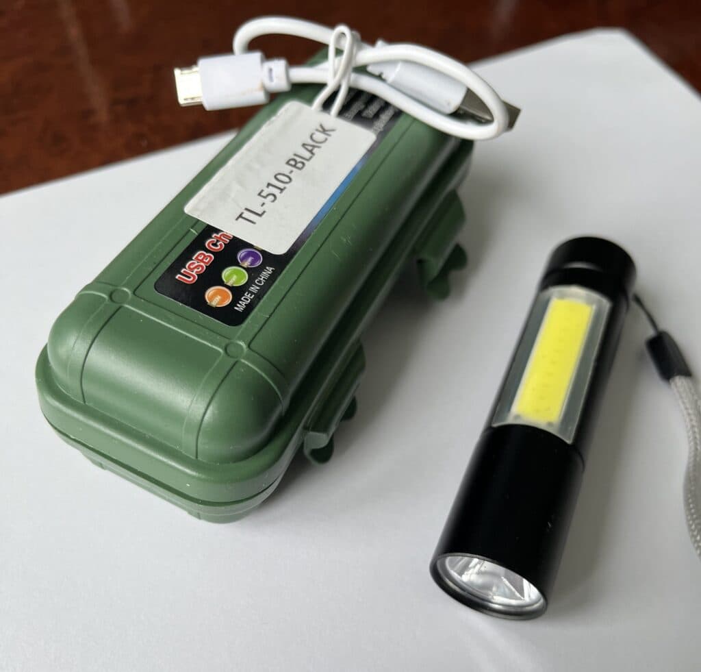Черный алюминиевый фонарик с LED XPE CREE и яркостью 450 лм
