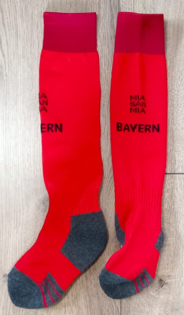 Детские футбольные гетры Bayern Munich Home 2025, красные, размер 27-35
