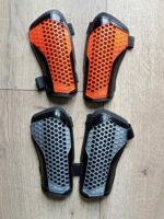 Щитки футбольні MITRE, розміри SL, кольори в асортименті