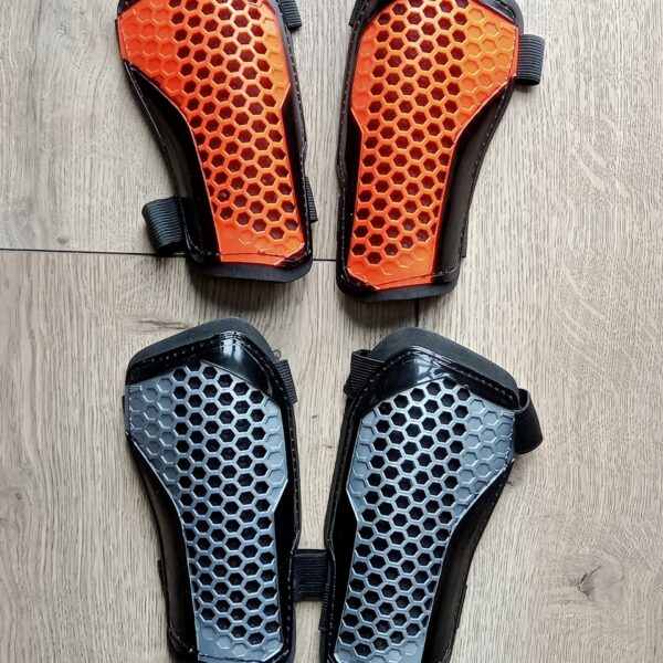 Щитки футбольные MITRE, размеры S-L, цвета в ассортименте