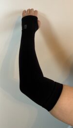 Черные компрессионные волейбольные нарукавники с вырезом для большого пальца